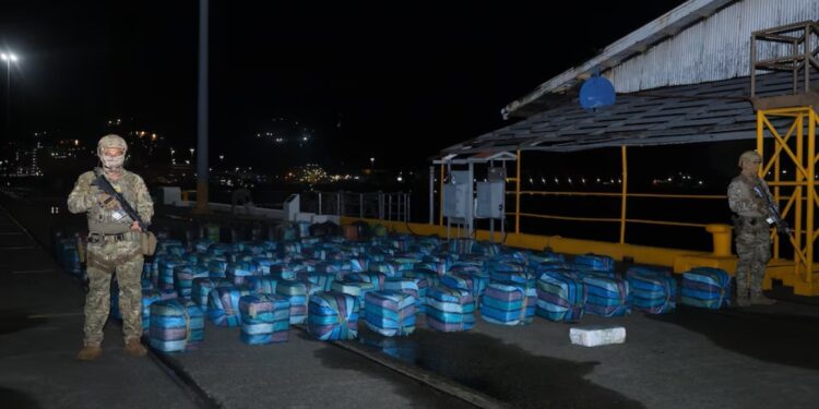 Anija kapet në plazh pas ndjekjes, policia konfiskon 5 tonë kokainë në Panama.