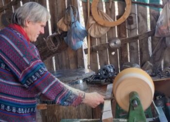 Artizanët e Librazhdit: Gani Çepi punon drurin prej 40 vitesh, duke u mbështetur në programet e huaja.