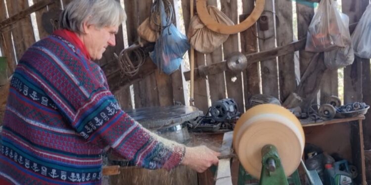 Artizanët e Librazhdit: Gani Çepi punon drurin prej 40 vitesh, duke u mbështetur në programet e huaja.