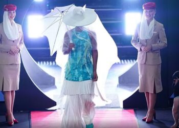 Australian Open: Naomi Osaka hyn në fushë me stil, duke u bërë qendra e vëmendjes si model në çadër dhe me vello nuseje.