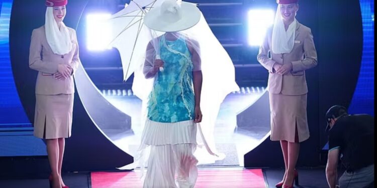 Australian Open: Naomi Osaka hyn në fushë me stil, duke u bërë qendra e vëmendjes si model në çadër dhe me vello nuseje.