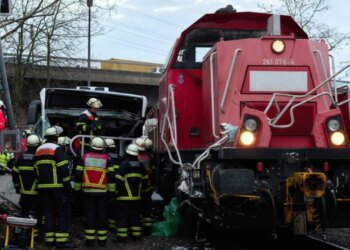 Autobusi godet trenin në Hamburg, një të vdekur dhe dhjetë të lënduar