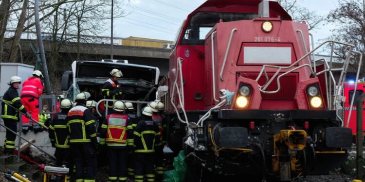 Autobusi godet trenin në Hamburg, një të vdekur dhe dhjetë të lënduar