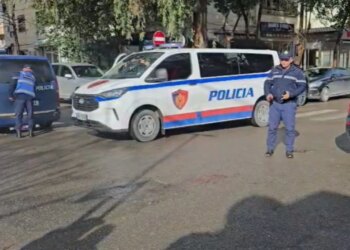 Babai sulmon me thikë vajzën në Durrës/ Një kalimtar i rastit mbetet i plagosur gjatë ndërhyrjes për ndalimin e ngjarjes