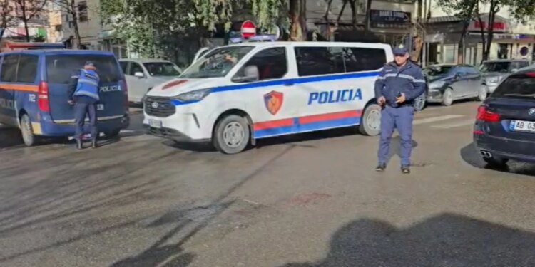 Babai sulmon me thikë vajzën në Durrës/ Një kalimtar i rastit mbetet i plagosur gjatë ndërhyrjes për ndalimin e ngjarjes