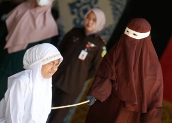 Barbarizëm në Indonezi: Çifti i çiftëzuar pa legjitimitet marrin dënim me 140 kamzhikë, gruaja humb ndjenjat.