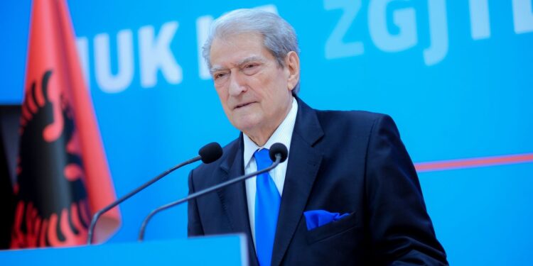 Berisha: Asnjë polic i lënduar, ata u vetëlënduan nga gazi lotsjellës, e përgëzoj protestuesit që ia kthyen përsëri