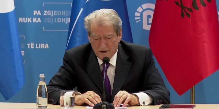 Berisha garanton kompensime: Kryetari i PD-së thotë se të gjithë fermerët e prekur do të marrin pagesa kur të kalojnë në pushtet.