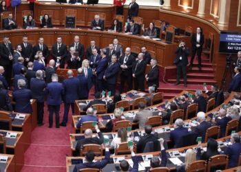 Berisha me telefon në duar si kameraman në Kuvend, deputetët e PD bllokojnë foltoren – çfarë ndodhi në 20 minuta sesioni ‘blic’