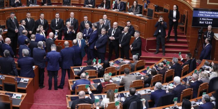 Berisha me telefon në duar si kameraman në Kuvend, deputetët e PD bllokojnë foltoren – çfarë ndodhi në 20 minuta sesioni ‘blic’
