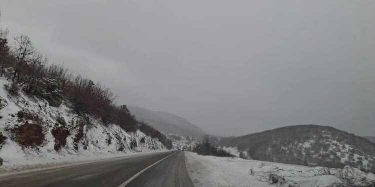 Bllokohet pika kufitare e Qafë Thanës, kamionët drejt Maqedonisë së Veriut ‘ndalojnë’ qarkullimin.