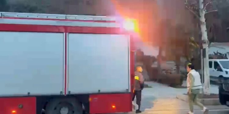 Bombola e gazit shpërthen pranë shkallëve të një restoranti në Vlorë, dyshohet se zjarri e shkaktoi një zjarr i ndezur nga banorët.