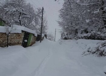 Borë dhe akull në Dibër, disa rrugë pothuajse të pakalueshme. Puna për gjetjen e 30-vjeçarit të ndjerë në lumin Mat vazhdon.