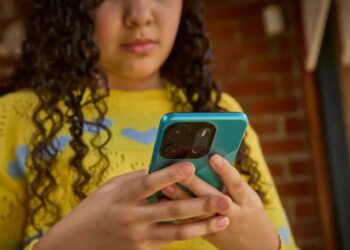 Britania hulumton ndalimin e rrjeteve sociale për adoleshentët e rinj nën 16 vjeç, duke i ndjekur shembujt e Australisë.