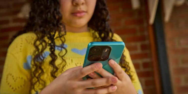 Britania hulumton ndalimin e rrjeteve sociale për adoleshentët e rinj nën 16 vjeç, duke i ndjekur shembujt e Australisë.