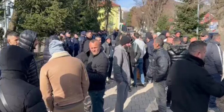 Bujqësia e prekur nga përmbytjet, fermerët protestojnë para bashkisë në Maliq: Duam kompensim për dëmet!