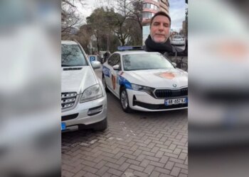 Burg për parkimin e paligjshëm, Braçe publikon fotografinë e “shkelësit” të parë: është një makinë policie.