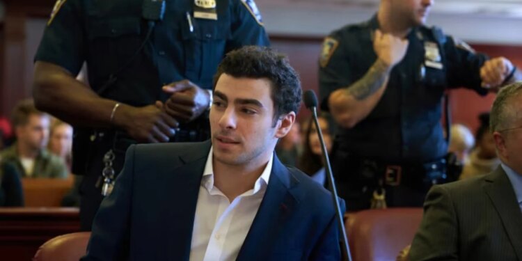 CEO i gjigantit amerikan të sigurimeve shëndetësore, gjykata refuzon dënimin me vdekje për Luigi Mangione.