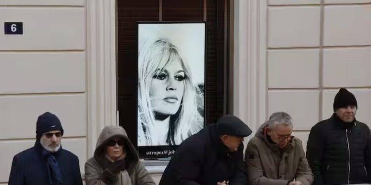 Ceremonia e të fundit për Brigitte Bardot sot në kishën e Saint Tropez!