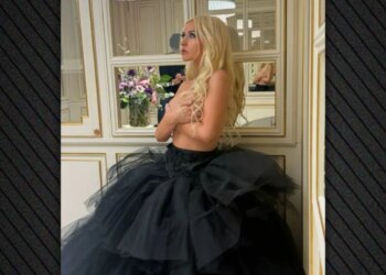 Christina Aguilera publikon një foto nudo në Instagram.