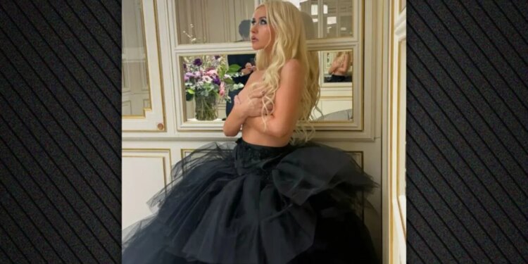 Christina Aguilera publikon një foto nudo në Instagram.