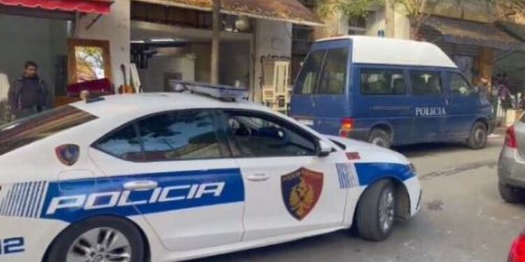 Çifti në Tiranë ndalon policia për mashtrim me kontrata shit-blerje apartamentesh dhe vjedhje të shumave të mëdha të parave