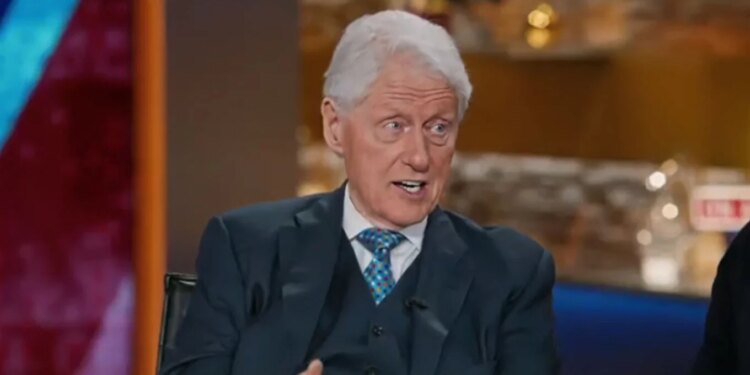 Clinton iu bën thirrje amerikanëve të shprehen hapur pas vrasjeve në Minneapolis, ish-presidenti kritikon dezinformatat e administratës Trump.