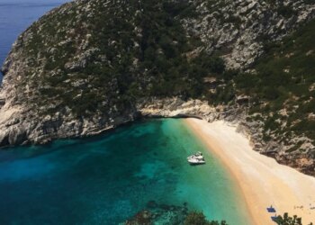 Çmimet Referuese për Çdo Zonë: Kryeson Gjiri i Lalzit dhe Hamallaj me 190 mijë lekë/m²; Në Jug, Dhërmiu është më i Shtrenjtë, Ndërsa Në Veri, Velipoja.