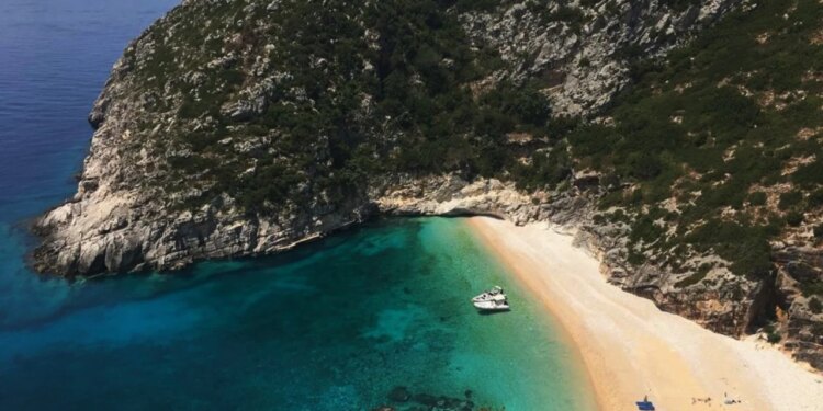 Çmimet Referuese për Çdo Zonë: Kryeson Gjiri i Lalzit dhe Hamallaj me 190 mijë lekë/m²; Në Jug, Dhërmiu është më i Shtrenjtë, Ndërsa Në Veri, Velipoja.