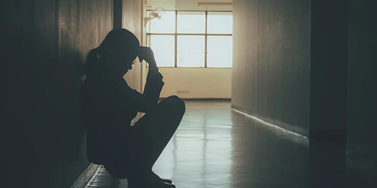 Dashuria që u shndërrua në ‘makth’: Lidhja e ndarë me kolegun, profesori i kimisë i dërgon djalit të saj foto intime: A je krenar për nënën tënde?