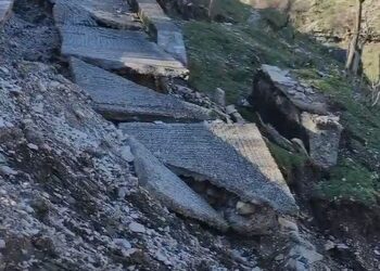 Dëme nga rrëshqitjet në Gjirokastër, disa lagje po përballen me rrëshqitje të tokës, duke shkaktuar shqetësim te banorët.