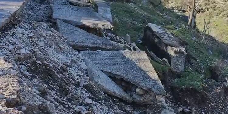 Dëme nga rrëshqitjet në Gjirokastër, disa lagje po përballen me rrëshqitje të tokës, duke shkaktuar shqetësim te banorët.