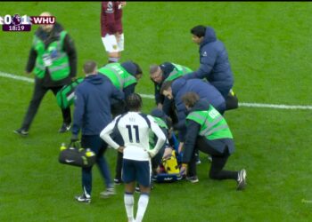 Dëmtim i rëndë në Premier League, mbrojtësi i Tottenham largohet nga fusha me maskë oksigjeni.