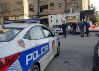 Dhunuan një çift dhe u shkatërrua makina e tyre, arrestohet 44-vjeçari në Durrës, dy persona të tjerë shpallen në kërkim.