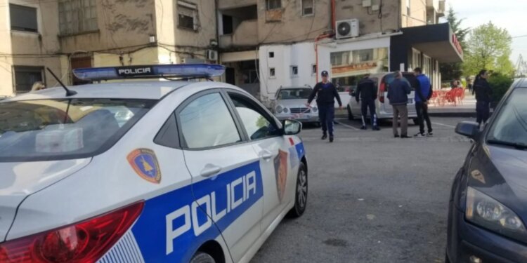 Dhunuan një çift dhe u shkatërrua makina e tyre, arrestohet 44-vjeçari në Durrës, dy persona të tjerë shpallen në kërkim.