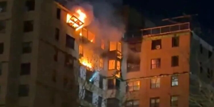 Djegie në një ndërtesë 17-katëshe në Nju Jork, mbi 200 zjarrfikës në vendin e ngjarjes për të luftuar flakët.