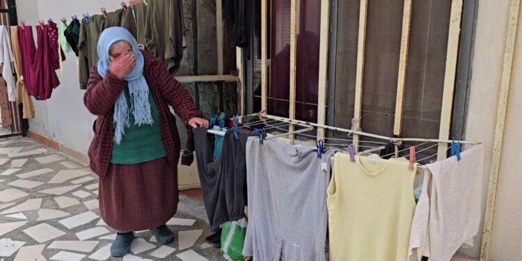 Drama e një nëne përballë përmbytjeve: 78-vjeçarja nga Durrësi kujdeset vetëm për djalin me karrocë, ndërsa uji pushton shtëpinë e saj.