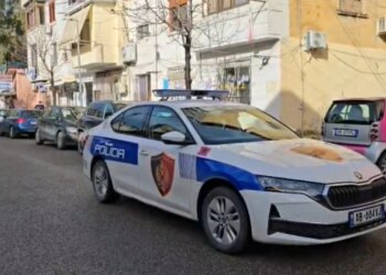 Droga dhe armë në Durrës: Arrestohet 45-vjeçari që tentoi t’i shpëtonte policisë duke përplasur makinën e tyre