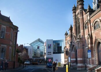 "Duke qenë në të njëzetat" / Dy emigrantë para gjyqit për abuzimin dhe fotografimin e një 12-vjeçareje.