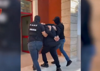 Dy persona arrestohen në Tiranë për kërkesën ndërkombëtare të Kosovës