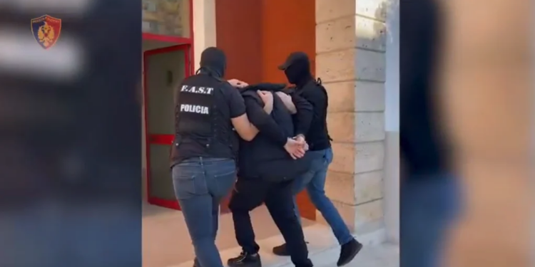 Dy persona arrestohen në Tiranë për kërkesën ndërkombëtare të Kosovës