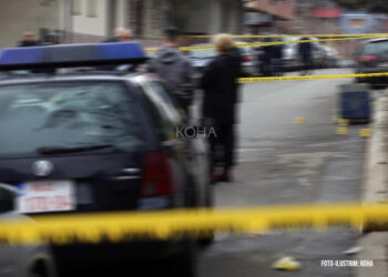 Dy të plagosur në Prizren, tre persona të dyshuar në kërkim nga policia