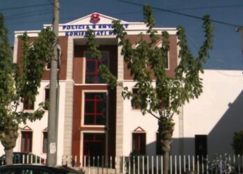 Dy vajza sulmojnë një oficere në komisariatin e policisë në Tiranë dhe arrestohen.