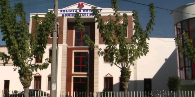 Dy vajza sulmojnë një oficere në komisariatin e policisë në Tiranë dhe arrestohen.