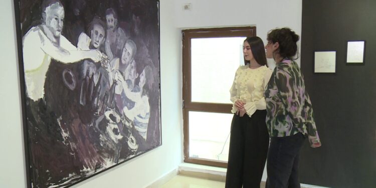 Ekspozita “FAMILIAR”: Një rrëfim përmes kujtimeve në javën kulturore zvicerane që përfundon më 7 shkurt.