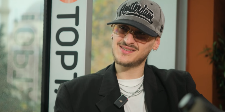 Emotionet e saj u përkthyen në lot kur dëgjoi histori prekëse për këngën 'Nân', e inspiruar nga një ëndërr