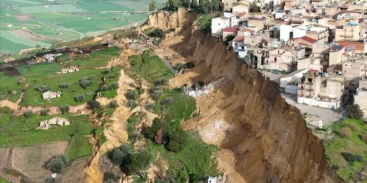 Evakuohen mbi një mijë persona në Siçili për shkak të një çarje prej 4 kilometrash në mes të qytetit