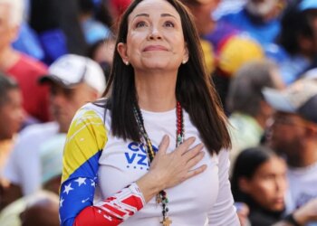 "Falënderim për përkushtimin e tij ndaj lirisë së vendit" / Udhëheqësja e opozitës venezueliane i jep medaljen e saj Presidentit Trump pas fitimit të Nobelit për Paqe.