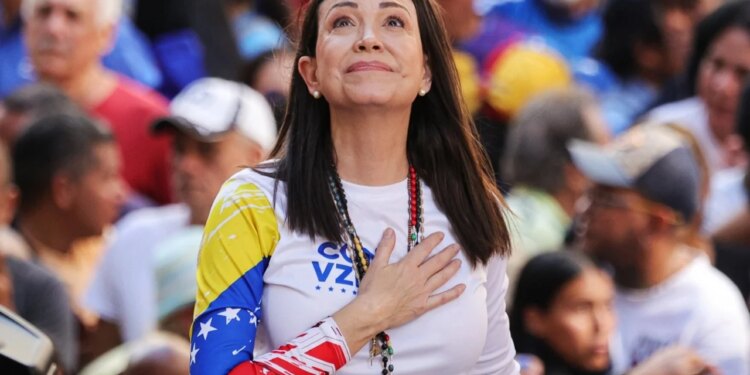 "Falënderim për përkushtimin e tij ndaj lirisë së vendit" / Udhëheqësja e opozitës venezueliane i jep medaljen e saj Presidentit Trump pas fitimit të Nobelit për Paqe.
