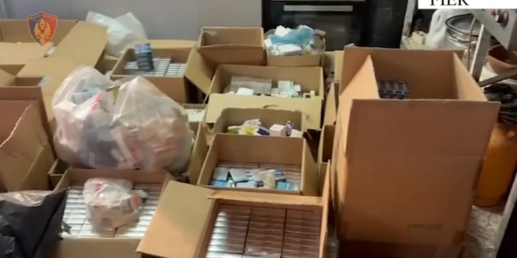 Farmacistët e Fierit furnizohen me ilaçe të skaduara, arrestohet një 42-vjeçar